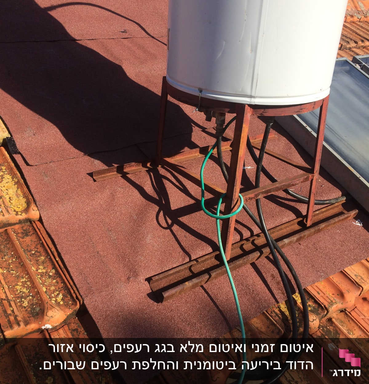 דוד שמש על גג רעפים עם צינורות חשופים